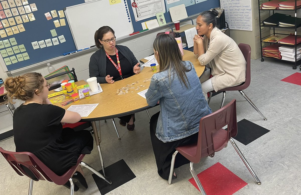 Grateful for <a href="/Mrs_Iannotta/">Emily Iannotta</a>’s Teacher Turnkey on the Science of Reading today <a href="/KeyportCentral/">Kevin Flynn</a>! #TurnOffTheTech #Multisensory #HandsOn #RedRaiderTeacherProud ❤️🤍