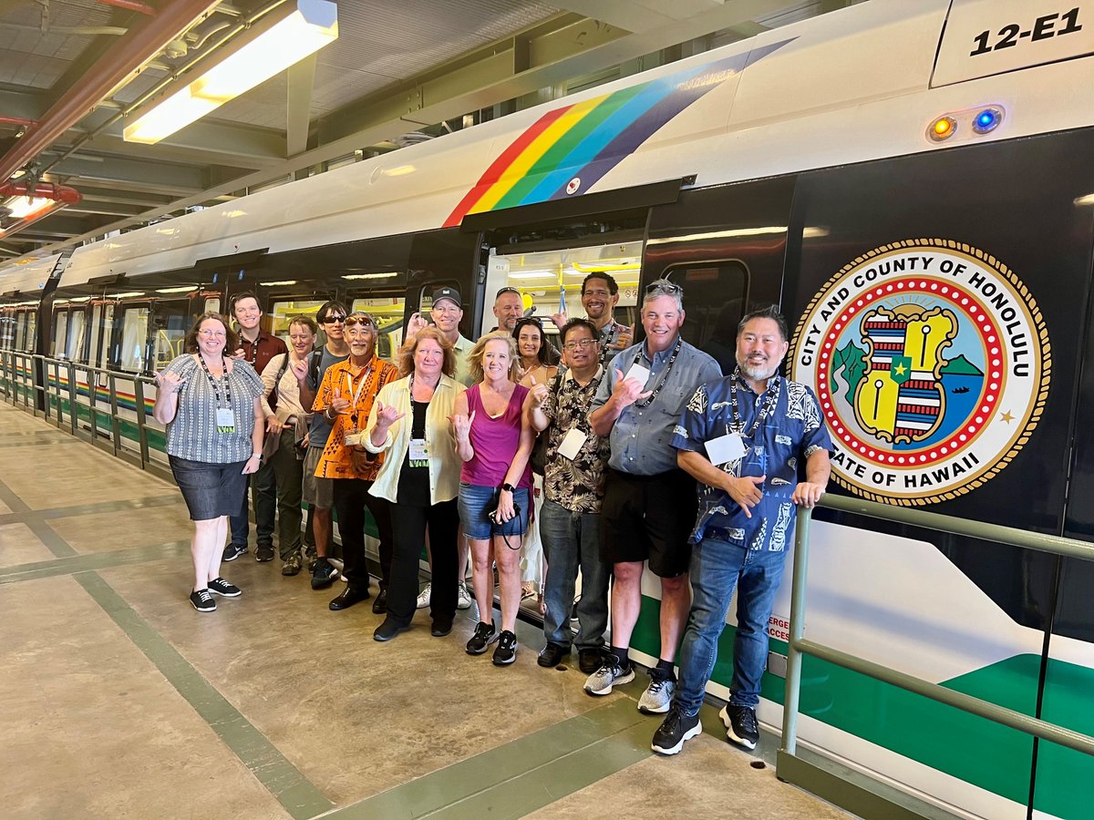 hnldts's tweet image. We took some of our friends from the Western Association of State Highway and Transportation Officials (#WASHTO) to our Rail Operations Center (ROC) to check out what goes on behind the scences of our system!
