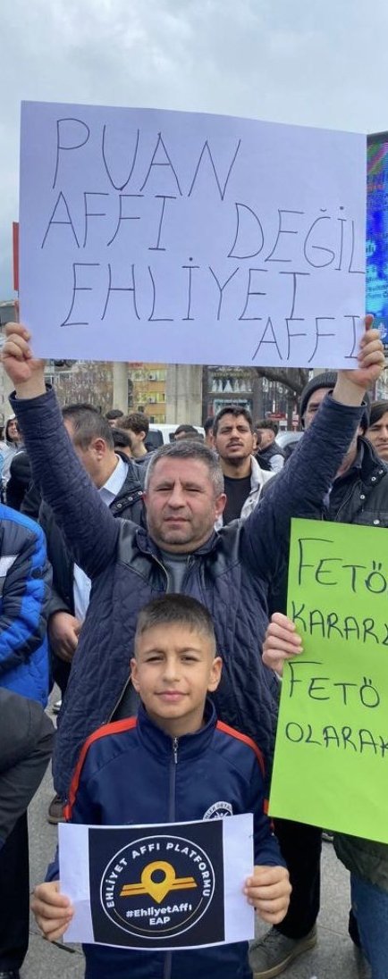 TEMIR027's tweet photo. @ilay_aksoy İnsan canına kast etmemiş
Ehliyetine Süre cezalı el konulmuş
Mesleği şoförlük olup
İşsiz Aşsız çaresiz umutsuz Hürriyetin den yoksun bırakılan

Ve biz türk gençliği hayla bekarız 
#EhliyetAffı https://t.co/q8C9IDefkD