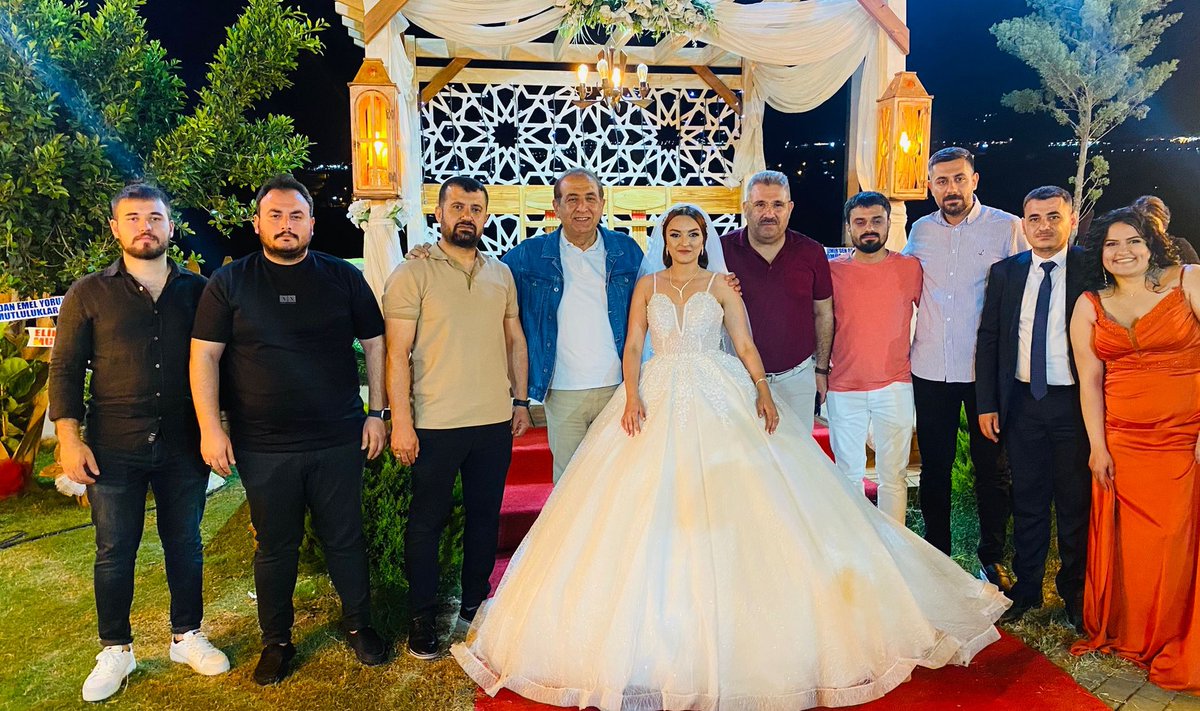 BirGelecege's tweet photo. Canım kız kardeşimin Düğününde güzel temennileri ve hediyeleri için Geleceğe bir Umut Yol arkadaslarm olan takipcilerime Çok ama çok teşekkür ediyorum💫kimisi bedenen kimisi kalben kimisi ismen aramızdaydi 🙏💫😊Iyiki varsınız güzel ve iyi kalpli insanlrin sayısı artsın inşallah. https://t.co/sVndlazT0s