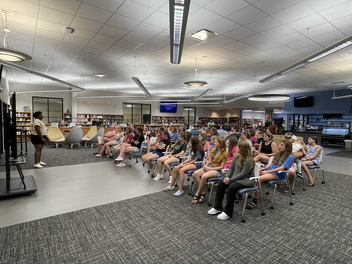 bulldogsofphs's tweet photo. Great turnout for the introduction of our new softball coach @alexandriasimmm! #FastPitchDogs https://t.co/dweHMoKzOO
