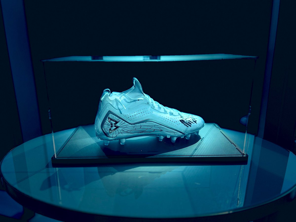 rchabra's tweet image. It wouldn’t be a #BOUTTHATWEB3 event if we didn’t have FREE giveaways right? Right?!! @Miguel signed albums &amp;amp; @MoneyLynch signed Beast Mode cleats. Tickets on sale for only another few hours 🚀