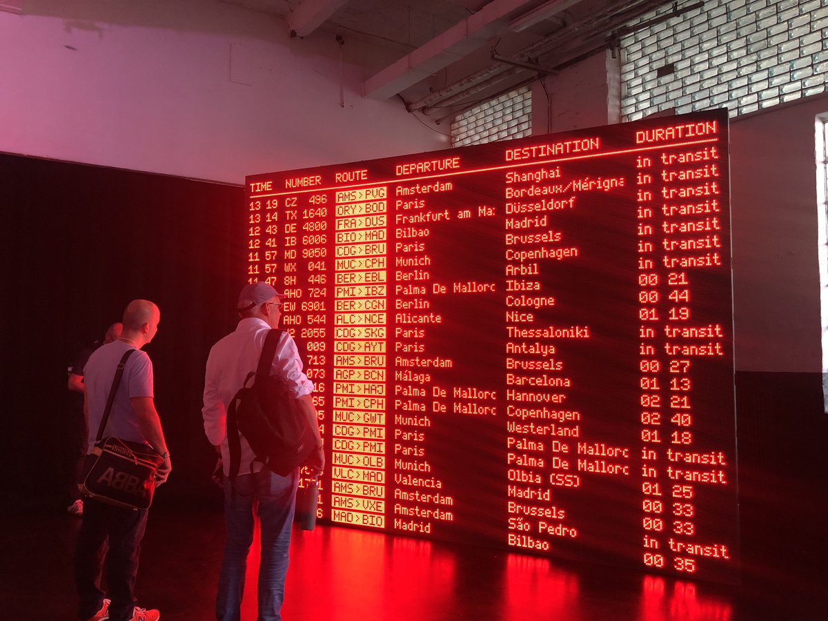 Installation à #rp23 qui montre les vols effectués à vide par les compagnies aériennes. Ces vols servent à leur garantie qu’ils conservent leurs créneaux dans les aéroports européens. #Slotmachine par <a href="/ulrichformann/">Ulrich Formann</a> qui compare départs annoncés et vols détectés par les radars