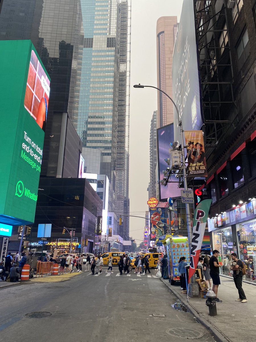 felippec's tweet photo. O céu de Nova York está assustador. Escuro por causa da fumaça que vem dos incêndios florestais que assombram o Canadá. https://t.co/BMxn1P50f3