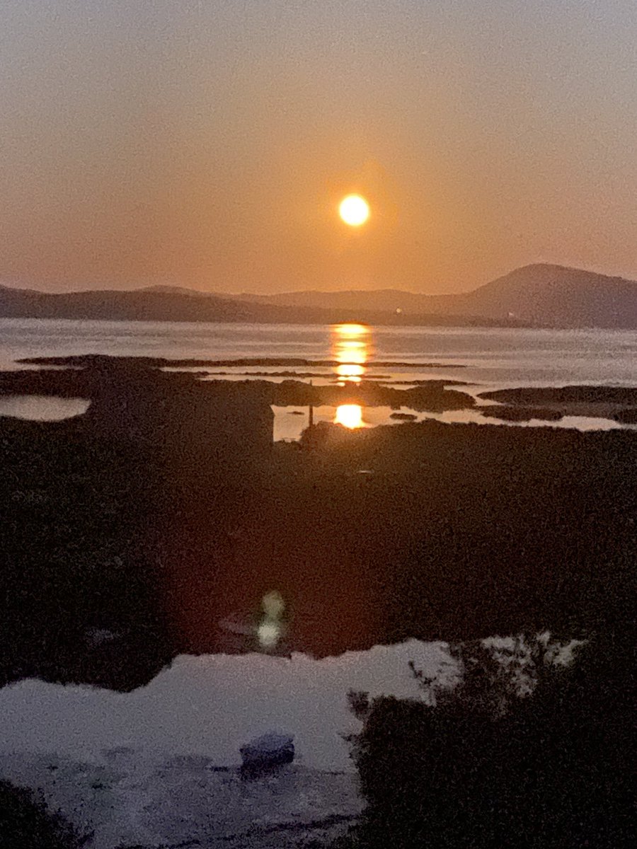 JennieRidyard's tweet photo. Kerry is beautiful. Kerry is hayfever. So yes, mixed feelings about leaving tomorrow. #clearseas #moonrise https://t.co/hXxLfb4Swx