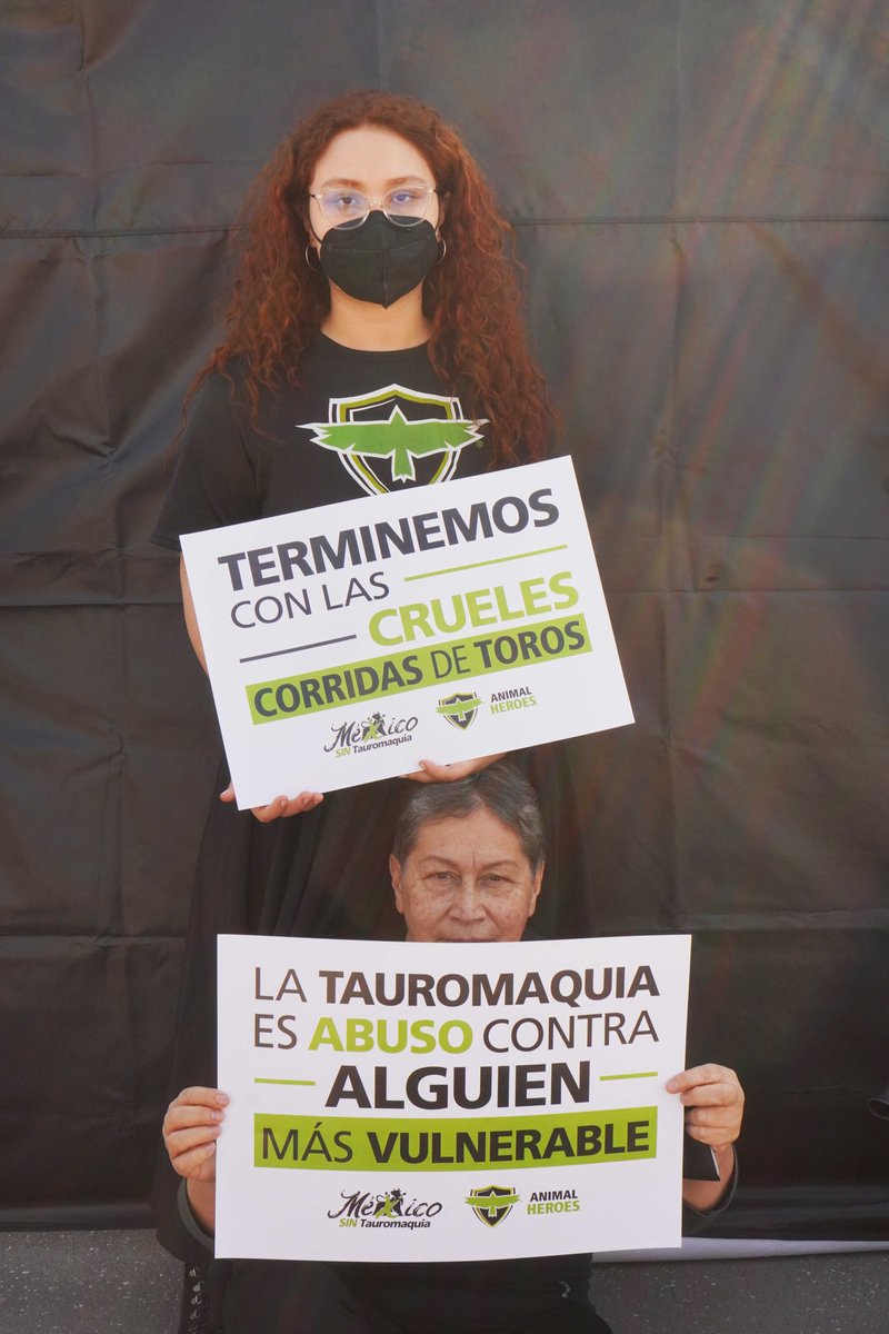 ¡Basta de violencia contra los animales! Las corridas de toros son crueles e injustas, acabemos con ellas, firma ➡️ mexicosintauromaquia.org

En esta foto ves a dos generaciones de activistas por los animales, abuela y nieta, pero en la manifestación había tres generaciones...🧵👇