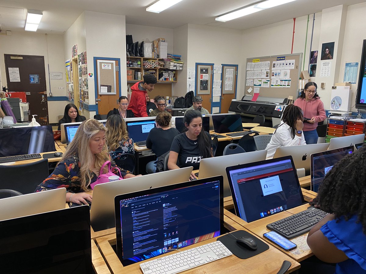 SuptCheng_CIOB's tweet image. 🎥💡 Impressed by the #MediaDesign program at @bxihs! Students are honing their creative skills, exploring #digitalmedia &amp;amp; preparing for the future of communication. With hands-on projects &amp;amp; innovative training, BXIHS is empowering the next generation of media professionals. 📸🎬