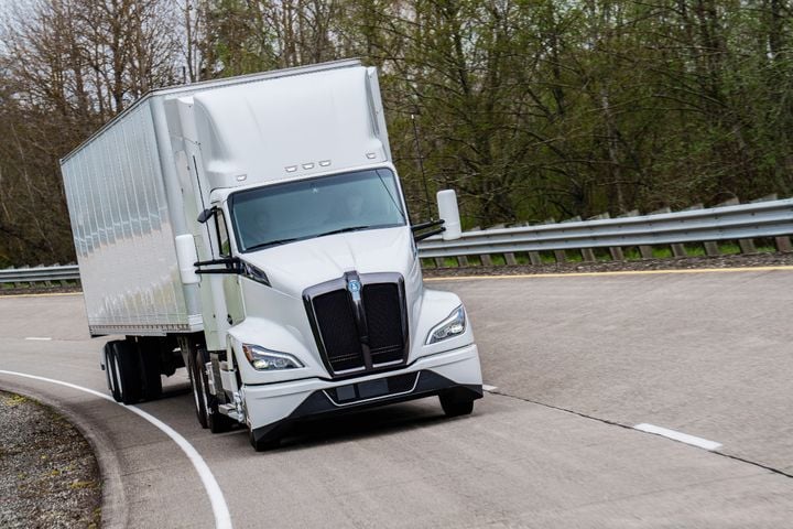 KenworthTruckCo's tweet photo. Loblaw Companies plans to purchase 5 T680 hydrogen fuel-cell electric trucks from Kenworth. Read more from https://t.co/QlJOKCnWVh : https://t.co/N7Ko6Y2Awv
#Kenworth #Toyota #DrivingtoZeroEmissions #T680FCEV #FuelCell #Hydrogen https://t.co/FtgHiCZy9l