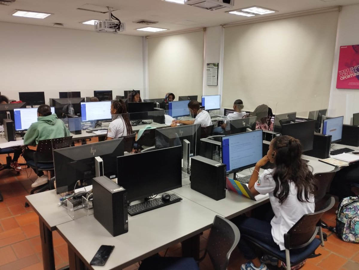 eduteka's tweet photo. 💡 ¡Compartimos con entusiasmo algunos de los momentos vividos con los(as) jóvenes durante el proceso de formación "Camino a la U"!
Nos alegra ser parte de esta increíble iniciativa de @fundacionYM @funfanalca #metalsur💛 📚

#educacion #jovenes #caminoalau https://t.co/49s7Je4NRP