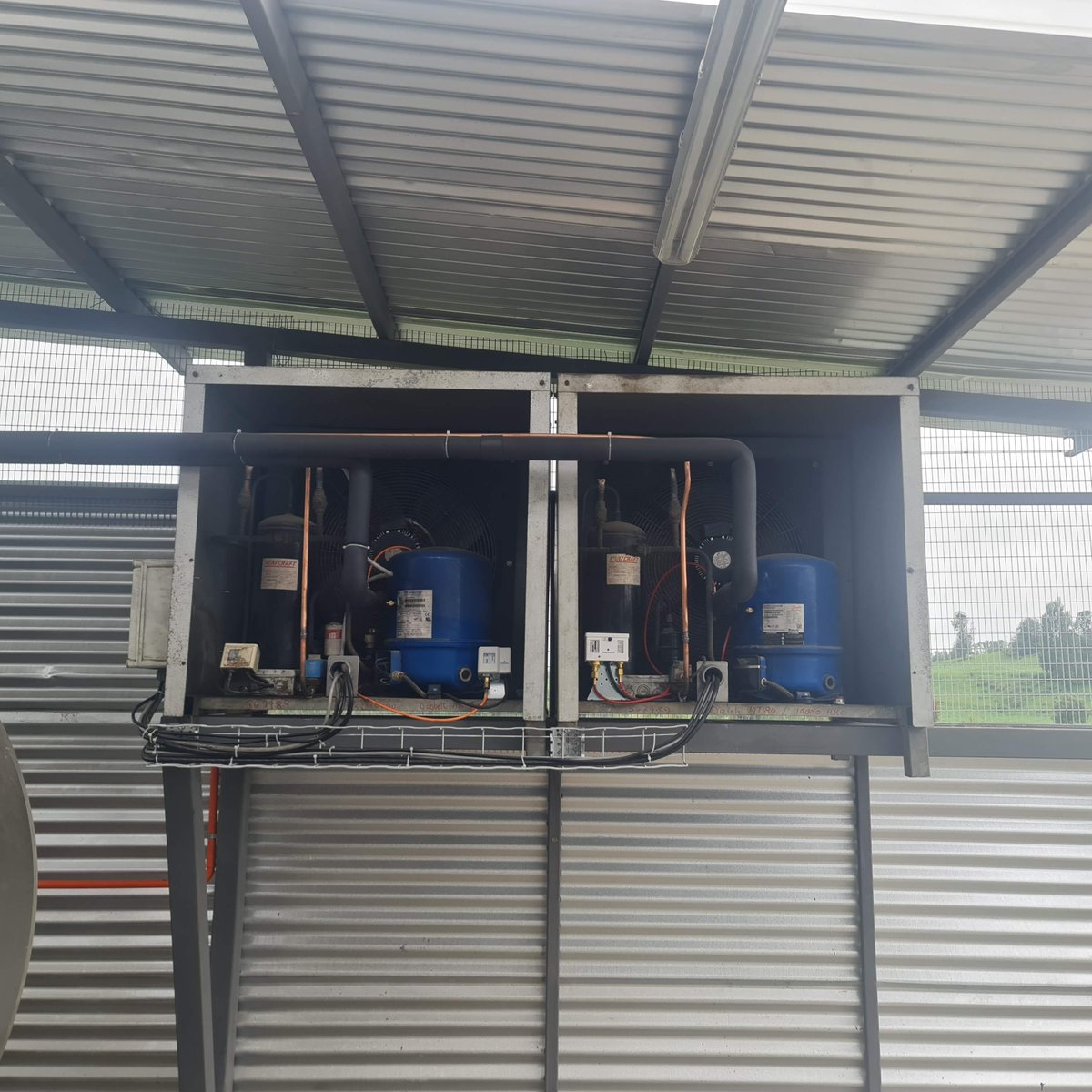 Full_frio's tweet photo. Instalacion estanque de leche 10.000 lts. #tanquedeleche #milkcooling #refrigeracion #dairyfarm https://t.co/GC57GLYtYZ