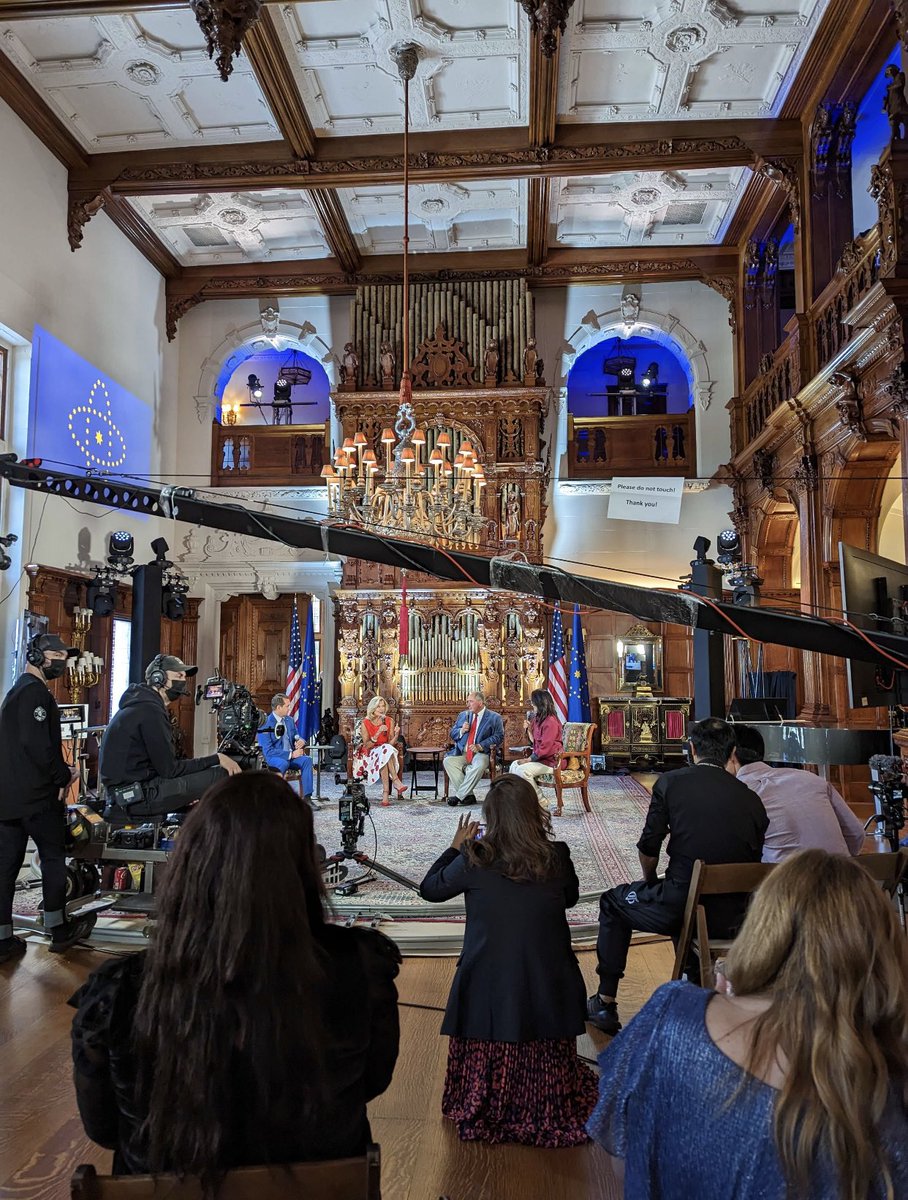 今天得到七哥开庭的信息有误，且开庭只有短短的15分钟左右。场外只有纽约4个自发而去的战友。我们看到了各农场主在听律师介绍情况。大家的脸色都比较凝重…这场正邪角力不会像我们盼望的那么快
虽然法官宣布下次庭审时间在2024年4月8日，但保释的机会还是不会被剥夺的
祈祷上帝用军装包裹七哥和雁平🙏