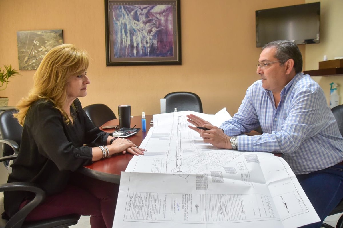 En el aeropuerto “Plan de Guadalupe”, la secretaria <a href="/luciaazucena/">Azucena Ramos</a> se reunió con el director de Servicios Estatales Aeroportuarios, para revisar la situación de vuelos comerciales y compañías aéreas que operaban en las ciudades de Saltillo y Monclova, antes de pandemia.