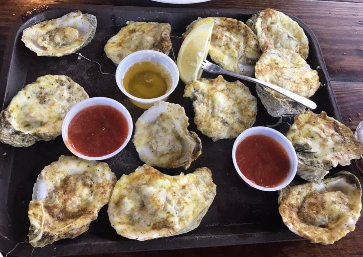 Our 3 cheese Oysters are a crowd pleaser! Order them for yourself or as an appetizer for the whole crew next time you come in! 🦪  

#springbreakpcb #panamacitybeach #eatlocaleatoften #billysoysterbarandcrabhouse #oysters #seafood