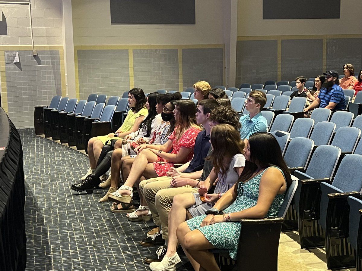kempsactivities's tweet photo. Congratulations to our newly inducted members of the Kempsville chapter of the National Honor Society! #chiefKHSpride https://t.co/2uq4ZIik2o