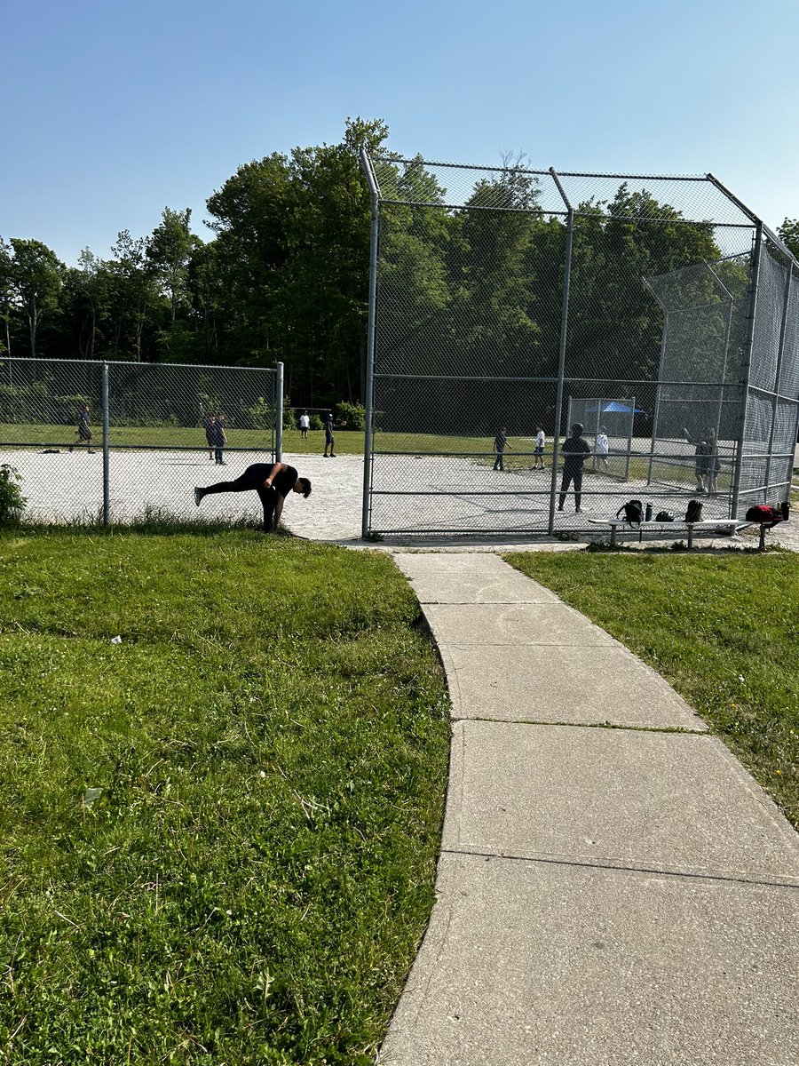 StEmily2015's tweet photo. Our Grade 8 students had an awesome play day today at the park. Way to go team! @YCDSB @DomenicScuglia @WigstonJennifer https://t.co/Wl9UgMb1Qj