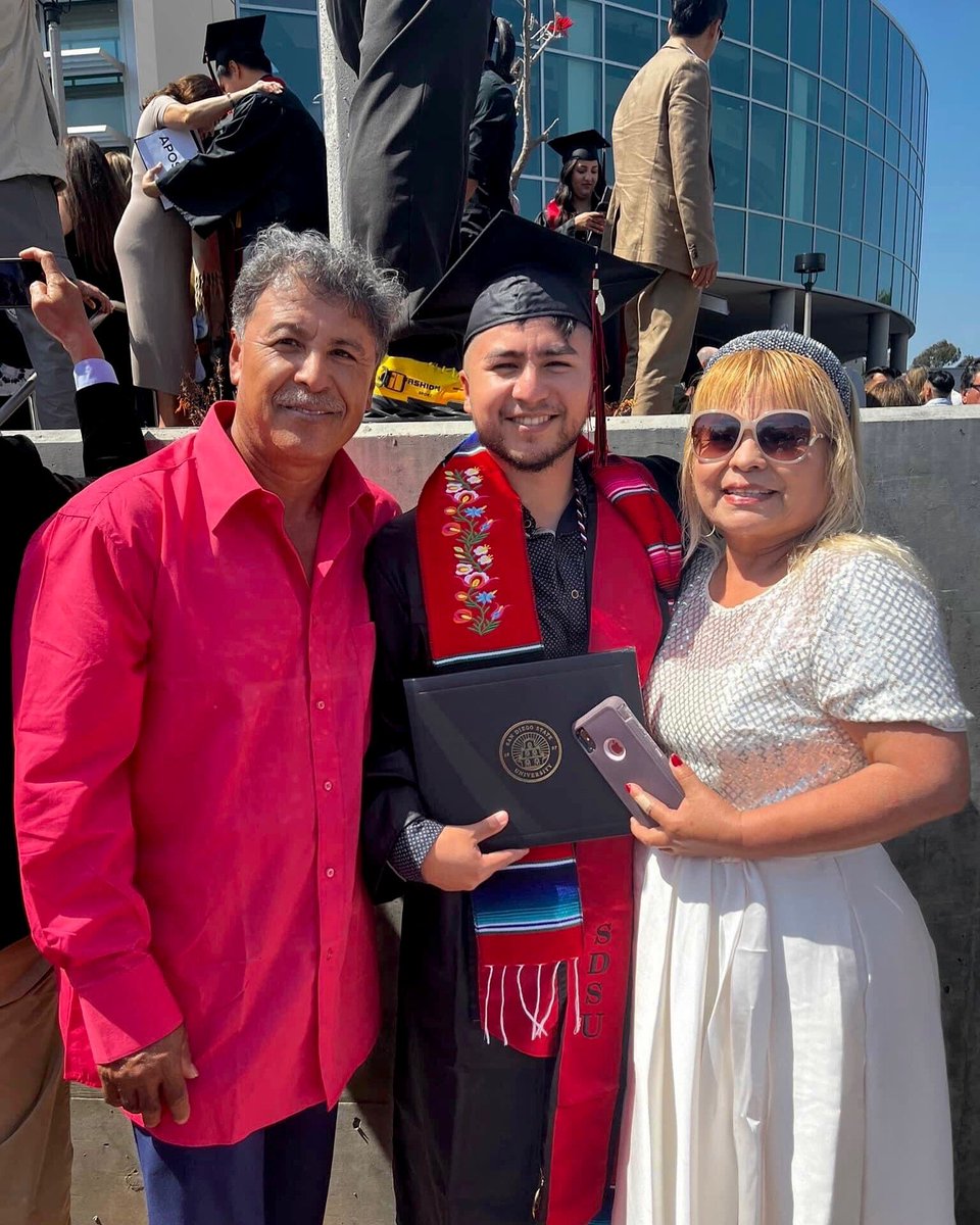 bathrooms_sdsu's tweet photo. Jonathen Vazquez Ramirez, BSPH, joined PSJ through SDSU's Student Undergraduate Research Program. He supported our social survey,  field assessment, &amp; community views teams. We can’t wait to see the contributions Jonathen will make to the field of public health (and beyond)! 🎓🚽 https://t.co/2FoXh50PAd