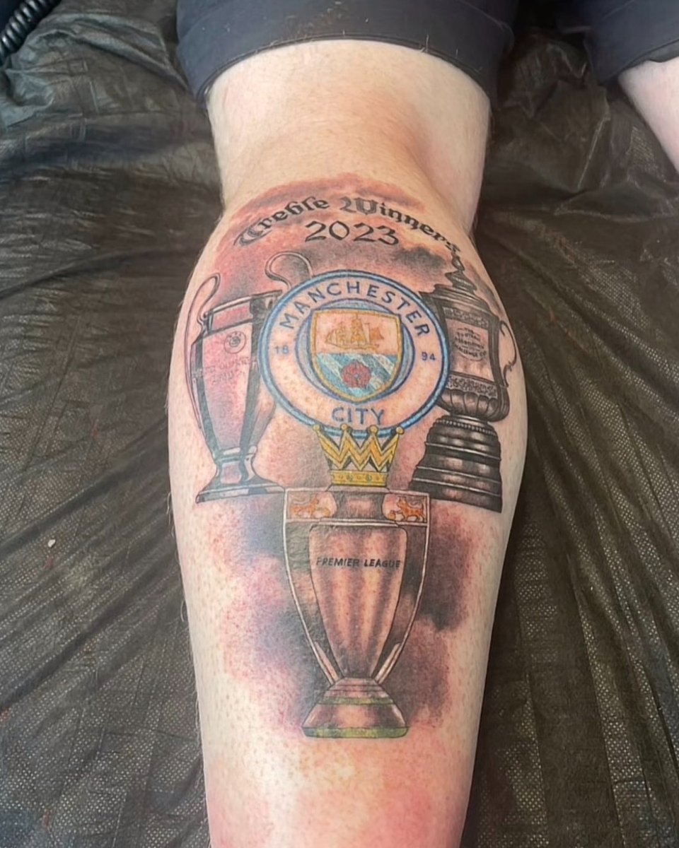 TNTSportsAR's tweet photo. Todavía no se jugó la final y SE TATUÓ LA CHAMPIONS 😯

Me gustaría tener esa confianza del hincha del City...

📷 TW/ak179_ https://t.co/Ye0io8t4vp