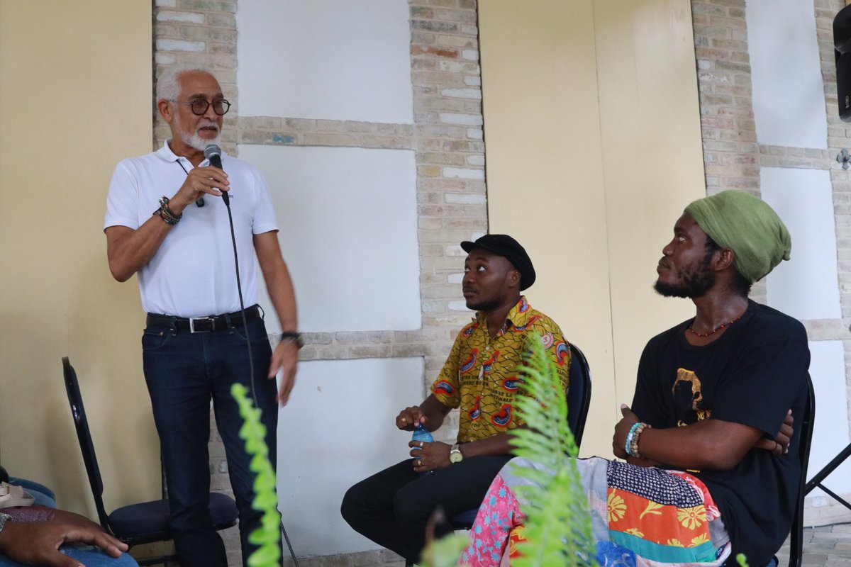 Akoustikprod's tweet photo. 📸SAC 

@Akoustikprod a accueilli une belle discussion lors du Finissage de l'exposition "CONFLUENCE(S)" avec les artistes Eronaldo Jean Evens Charles et Bertho Jean-Pierre ce dimanche 04 juin à la Maison Dufort. https://t.co/qo7rKxX2Wc