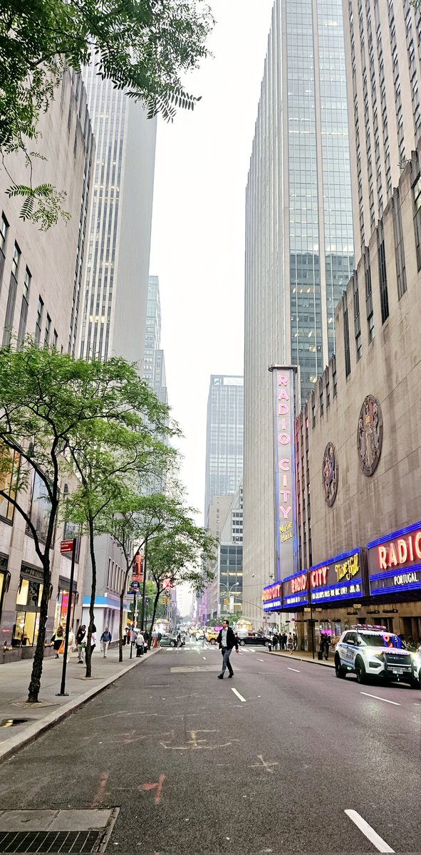 socflyny's tweet photo. These photos don't do justice to how dense the smoke is in midtown Manhattan from the Canadian wildfires -- my eyes are burning and my throat is scratchy. Glad I have a mask in my bag!

Can't imagine how much worse it is across New York State and Upstate New York. This is no joke https://t.co/TTgKlkovX3