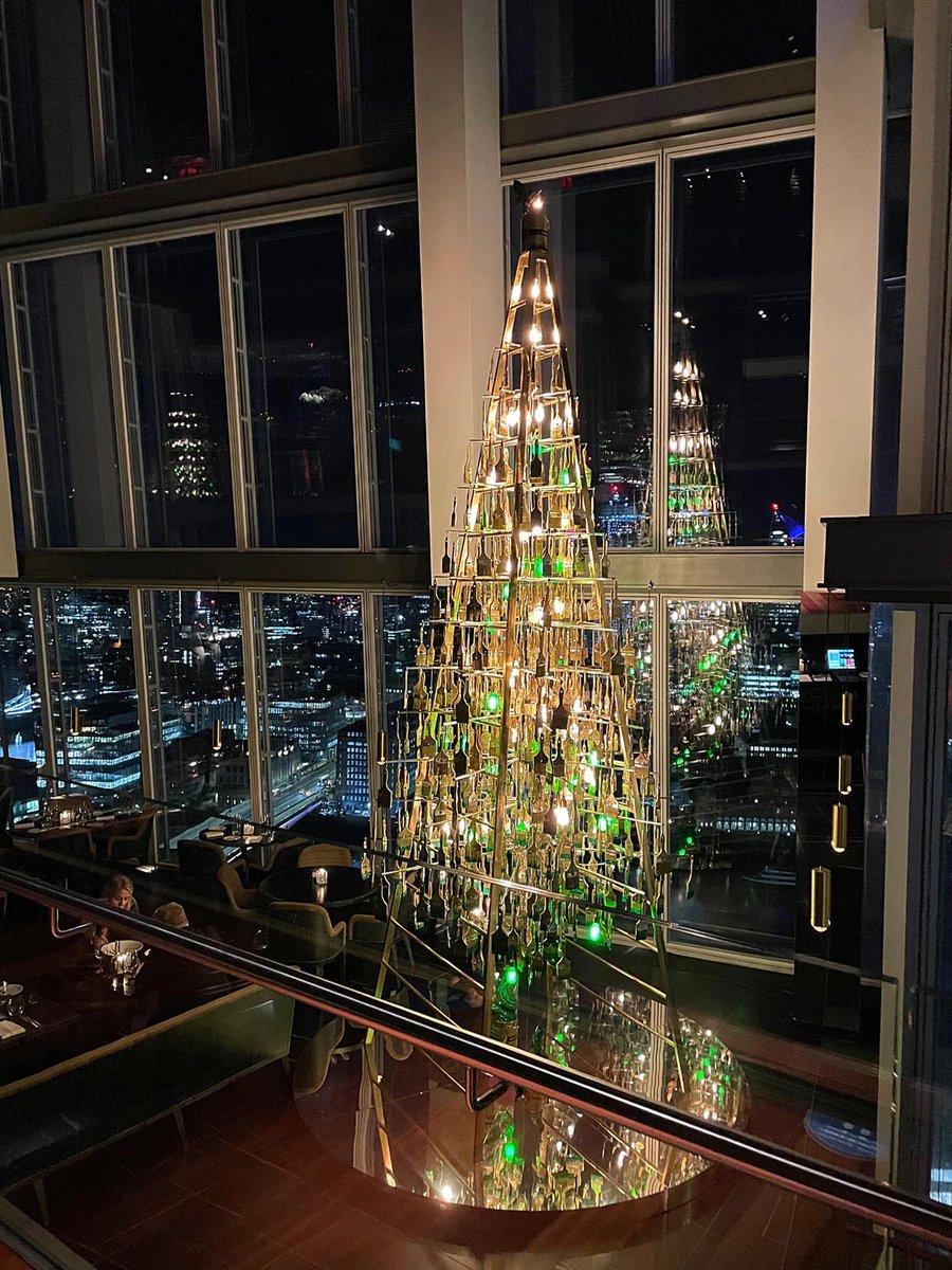 DjLondonSA's tweet photo. Aqua Shard 31 overlooks Tower Bridge at night and is great for sunsets on a good day.🍸📷 🌃 https://t.co/yINniGyenT