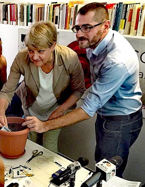 cbarazzetta's tweet photo. Pazza idea o pensiero stupendo... quello di tornare a far politica? https://t.co/vGyAYTV5aq