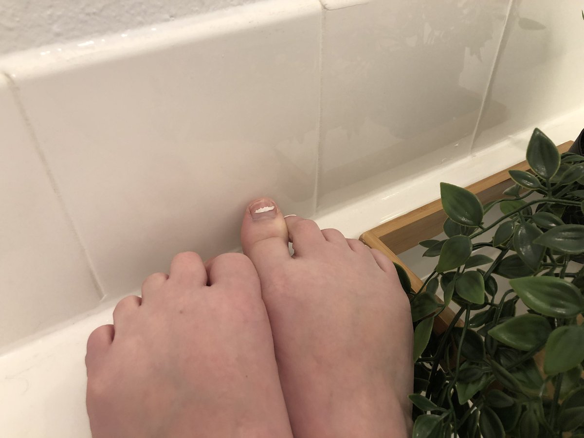 ✨I’m so excited to show you all my toes but I am in DESPERATE need of a pedicure first 😫 Buy me one for a free pic?😘 

#footfetish #cutefeet #feetpics #feetfetish #sellingfeetpics #toes #toefetish #ineedasugardaddy #palefeet