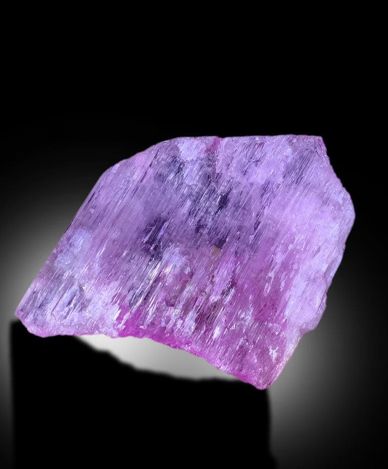MineralParadise's tweet photo. https://t.co/4gafF7PV8I

#kunzite #kunzites #kunzitecrystal #kunzitegemstone #pinkkunzite #crystalsforsale #mineralspecimens #mineralsparadise #gemstones https://t.co/6OVchz6D1D