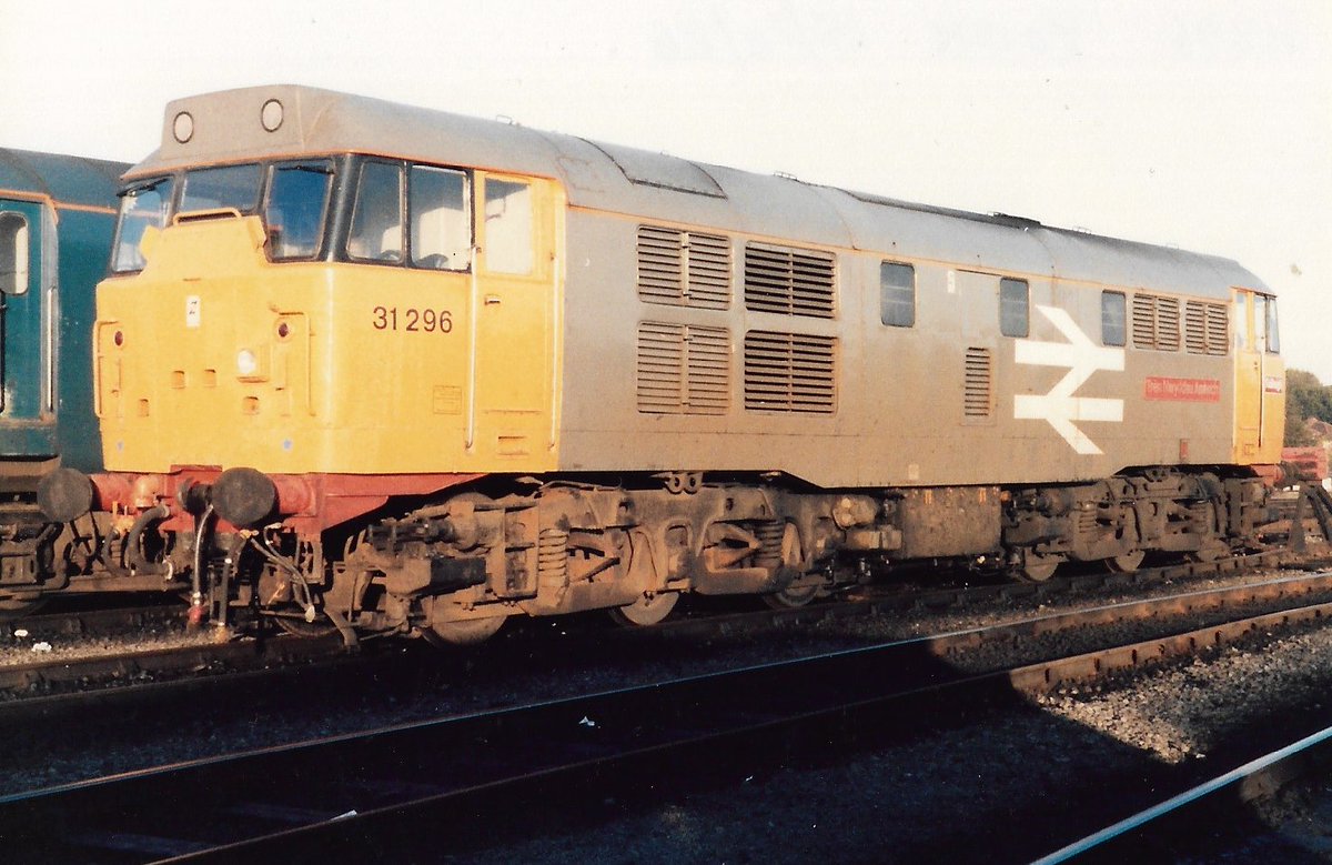York 15th October 1986
The first Class 31 to be named, 31296 'Amlwch Freighter/Tren Nwyddau Amlwch' stands in the holding sidings
Original Railfreight Grey colours sparkling in the autumn sunshine
#BritishRail #Class31 #Railfreight #York #trainspotting #Amlwch #Bilingual🤓