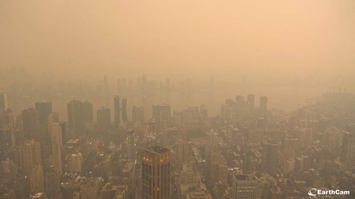 Latest snapshot of Midtown Manhattan via @Earthcam as dense wildfire smoke settles in. An absolutely surreal scene.
