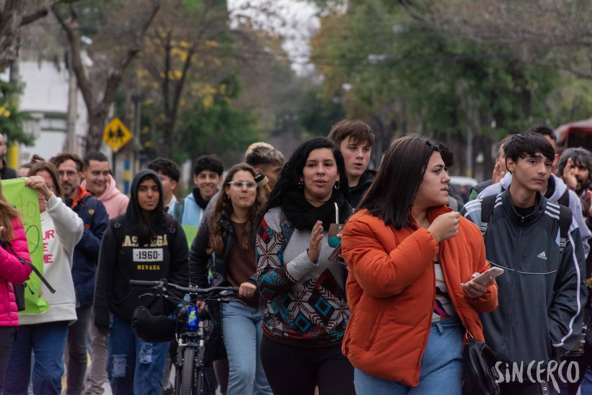 SinCerco's tweet photo. Se educa y no se toca. Quinientas personas marcharon en línea recta por la defensa de @BibliotecaVigil desde Alem y Gálvez hasta la puerta del edificio. El reclamo fue por el peligro de la continuidad del proyecto que nuclea algunas escuelas de la ciudad https://t.co/vvv19KQXp7 https://t.co/UZZomb8Miz