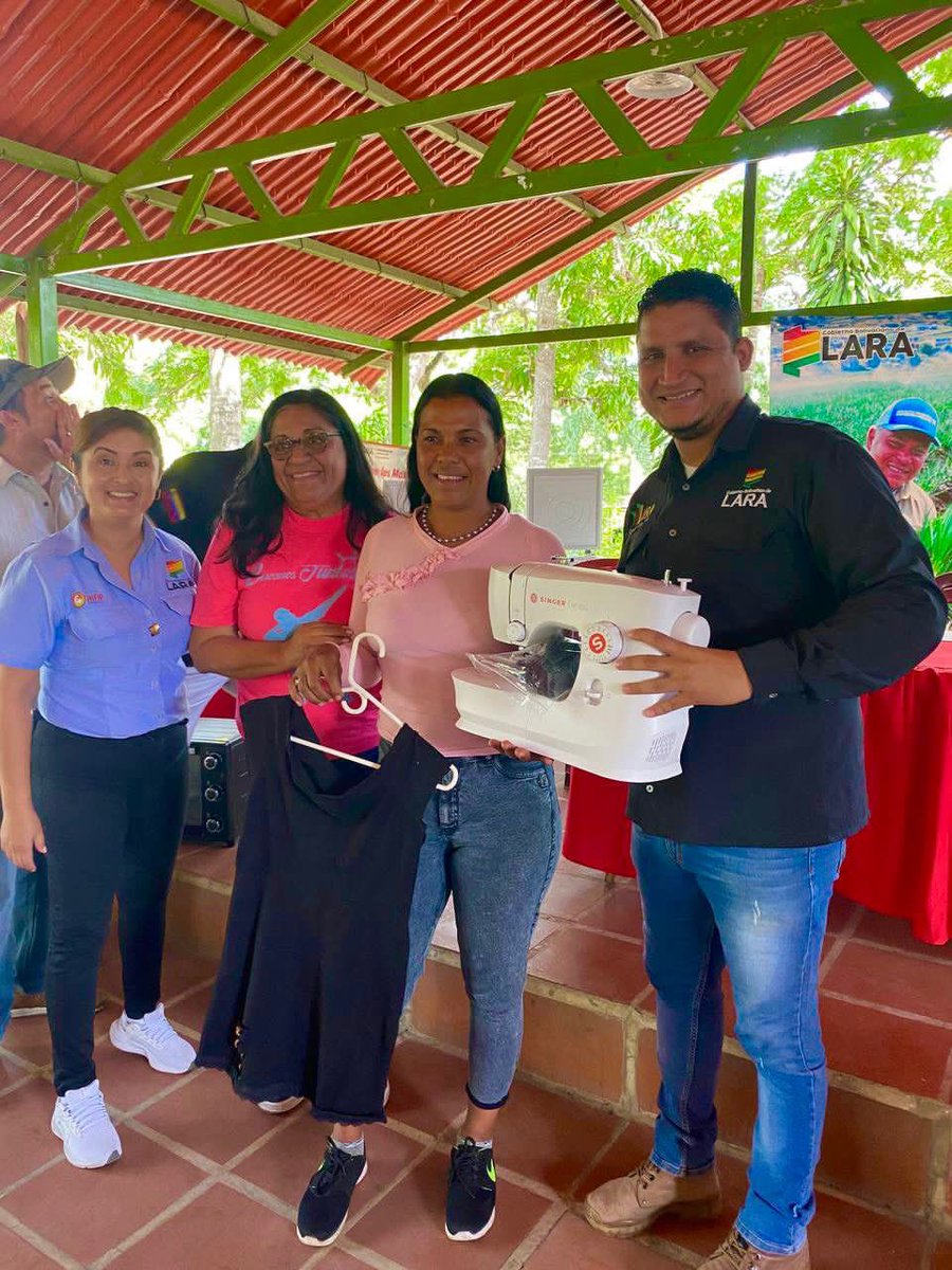 AdolfoP_Oficial's tweet photo. #6Jun El equipo del @lara_fonfip y @AgrolaraOficial llevaron a cabo una entrega de productos e insumos a 55 productores y emprendedores. De la mano de la Secretaria Gral de Gobierno, Isabel Lameda, los beneficiarios recibieron máquinas de coser, enfriadores e insumos agrícolas. https://t.co/ORb01cqQeo