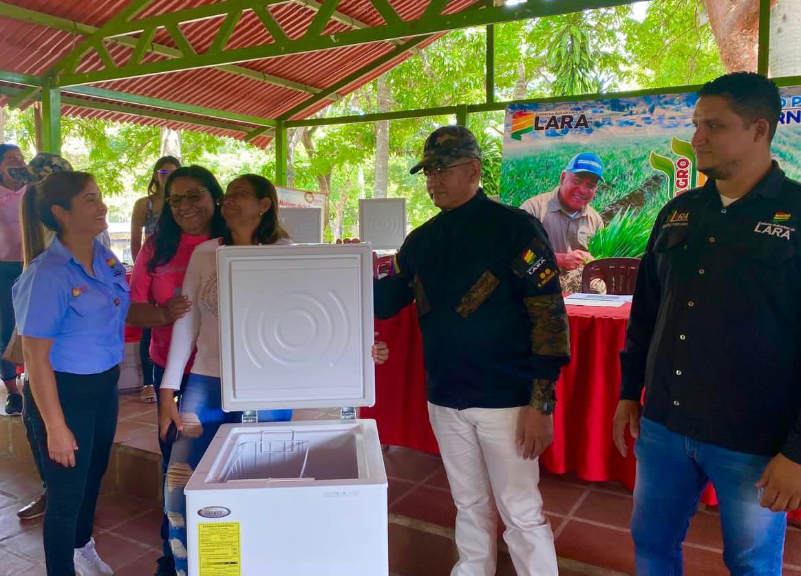 AdolfoP_Oficial's tweet photo. #6Jun El equipo del @lara_fonfip y @AgrolaraOficial llevaron a cabo una entrega de productos e insumos a 55 productores y emprendedores. De la mano de la Secretaria Gral de Gobierno, Isabel Lameda, los beneficiarios recibieron máquinas de coser, enfriadores e insumos agrícolas. https://t.co/ORb01cqQeo