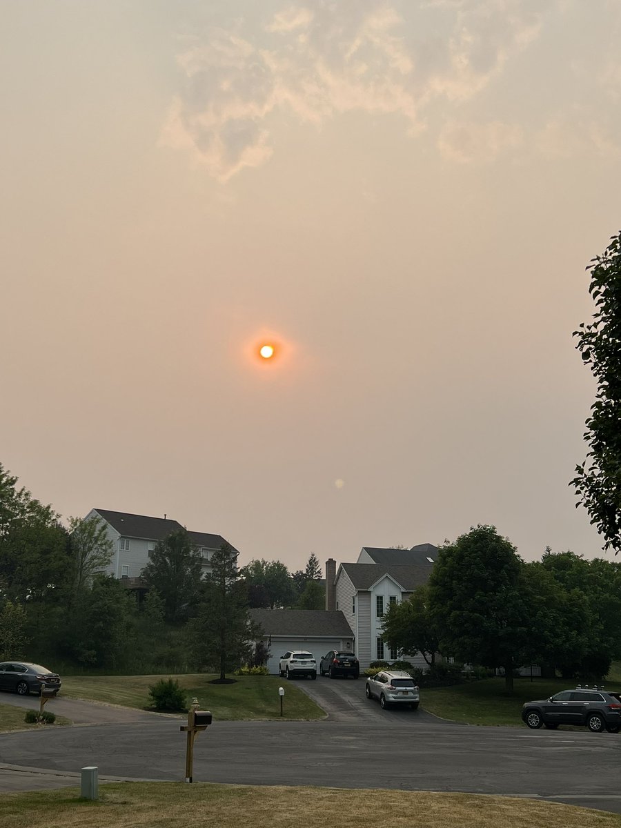 jillgres's tweet photo. @rawsalerts @ROCHNYCRIMEINFO Rochester NY, smells like the entire city is on fire https://t.co/Hgyzul6xs5