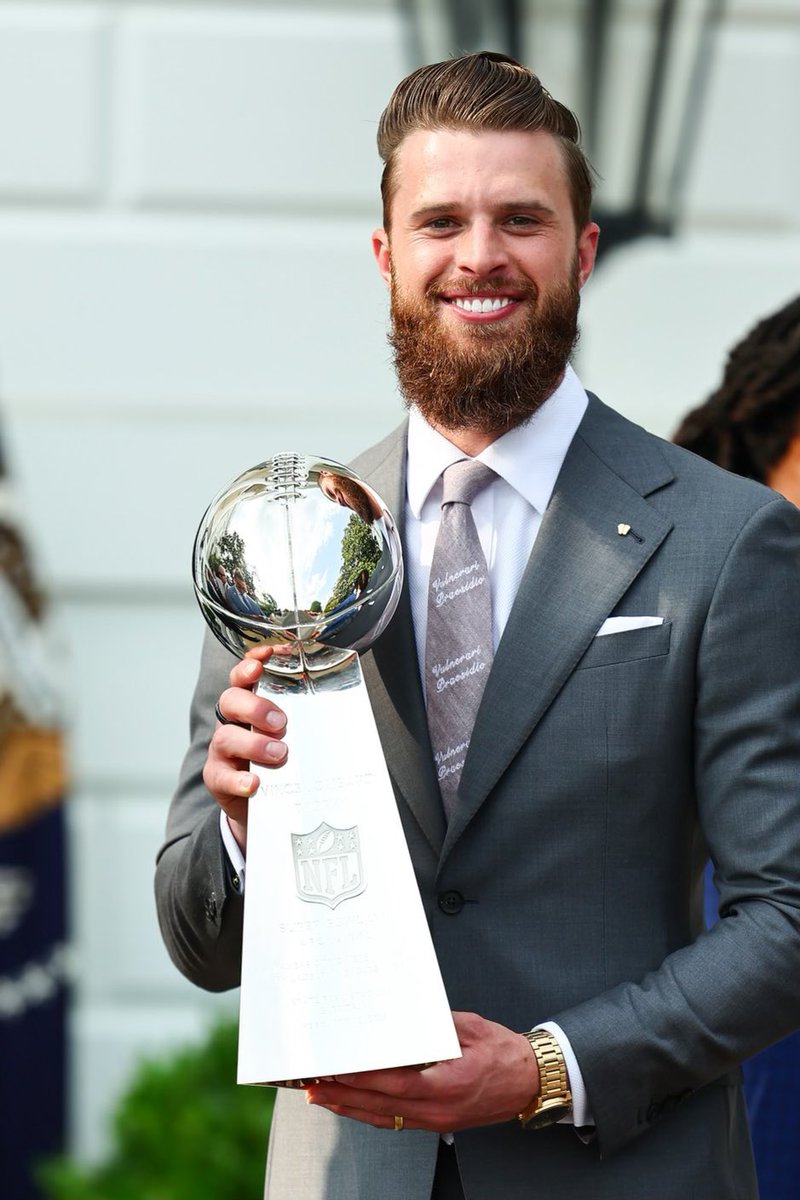 Sachinettiyil's tweet photo. Based Catholic!

Kansas City Chiefs’ devout Catholic player Harrison Butker while visiting the White House with his team members on Monday on the invitation of pro-abortion President Joe Biden expressed his opposition against abortion by wearing a tie that reads “protect the most vulnerable,” in Latin.