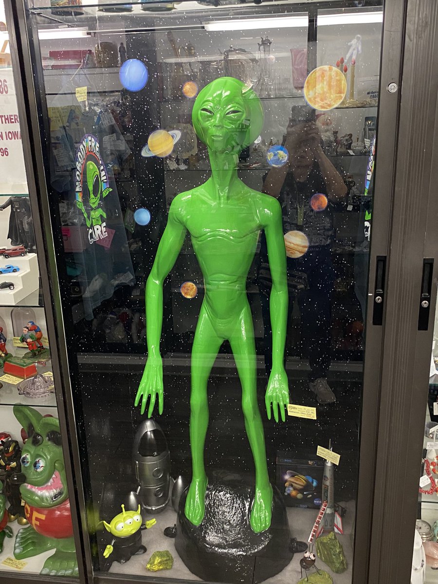 PhxBrass's tweet photo. This alien is out of this world! 🤩 The cast aluminum is of the highest quality and goes through a special curing process to make sure it's perfect. 🤩 #alienwithhandsdown https://t.co/Fa0x30FhPH