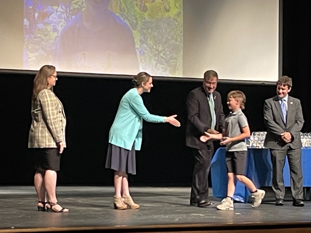 Discovery_elem's tweet photo. So proud as a Principal, and a father, that one of my favorite Trailblazers was recognized at SEAC’s Annual Awards Ceremony!  ⁦@Mrs__Painter⁩ ⁦@MissWarnerDIS⁩ ⁦@midgleyDIS⁩ https://t.co/dJQGfBFnKh