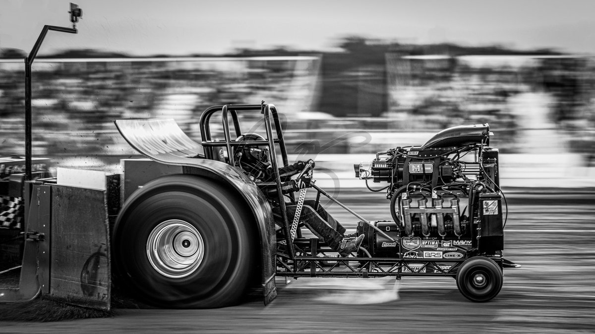 rroossinck's tweet image. Two-Tone Tuesday. #blackandwhitephotography #tractorpulling #minirod #supercharged #hemi #alcoholburner #methanol