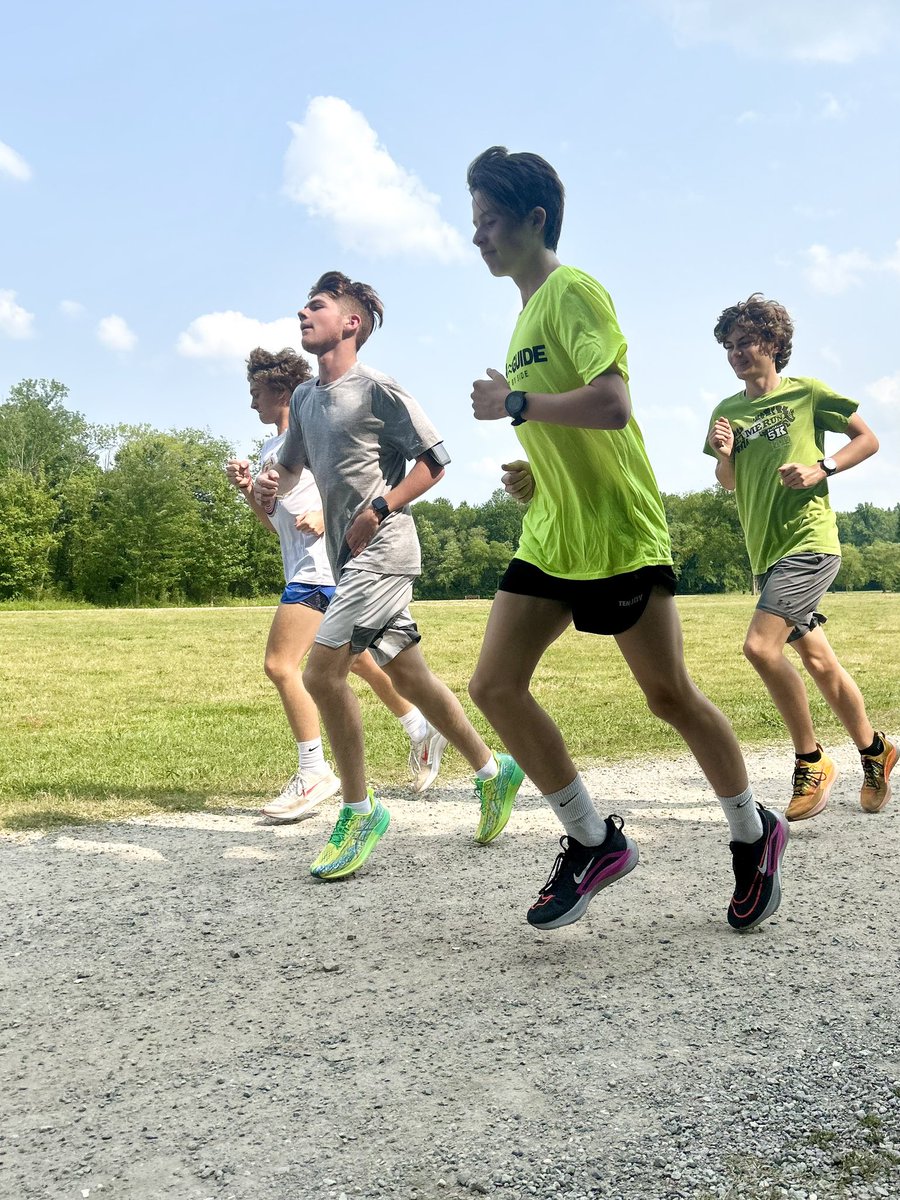 xccoachwalsh's tweet image. These guys just started their running break before XC, and this is how they chose to spend their day

Huge shoutout to Maddox (blind athlete), and to Hayden, Kevin, and Blake for guiding him to a new 5k PR

They’ll guide him again this Saturday as he races at “Run the South”!