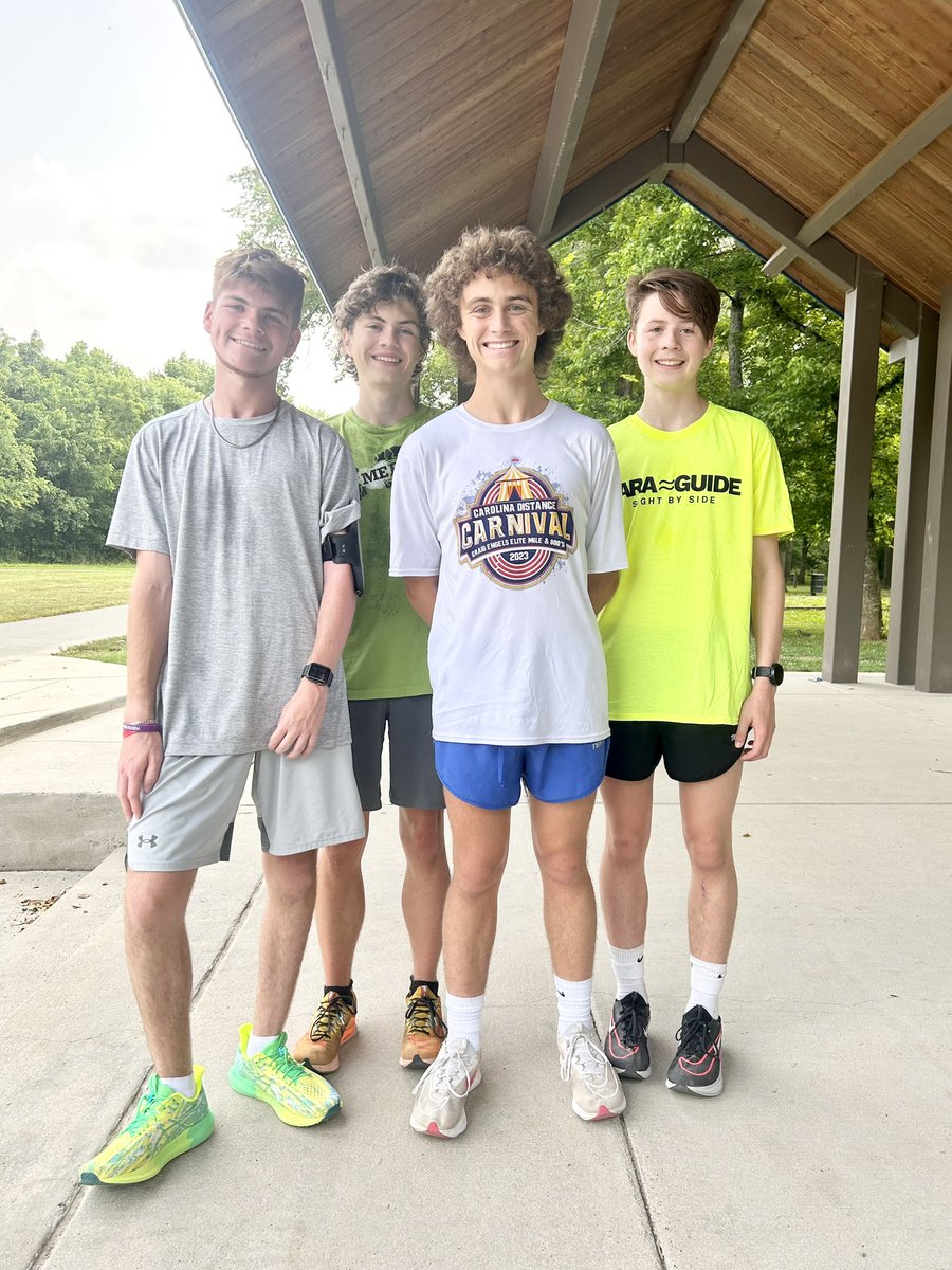 xccoachwalsh's tweet image. These guys just started their running break before XC, and this is how they chose to spend their day

Huge shoutout to Maddox (blind athlete), and to Hayden, Kevin, and Blake for guiding him to a new 5k PR

They’ll guide him again this Saturday as he races at “Run the South”!
