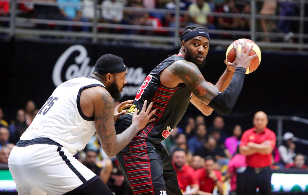 Es el segundo jugador en la historia de <a href="/GuarosOficial/">Guaros de Lara</a> en liderar la fase eliminatoria en bloqueos por encuentro, el primero fue Lonnie Jones (2.2 BLQ/PJ) en 2004.