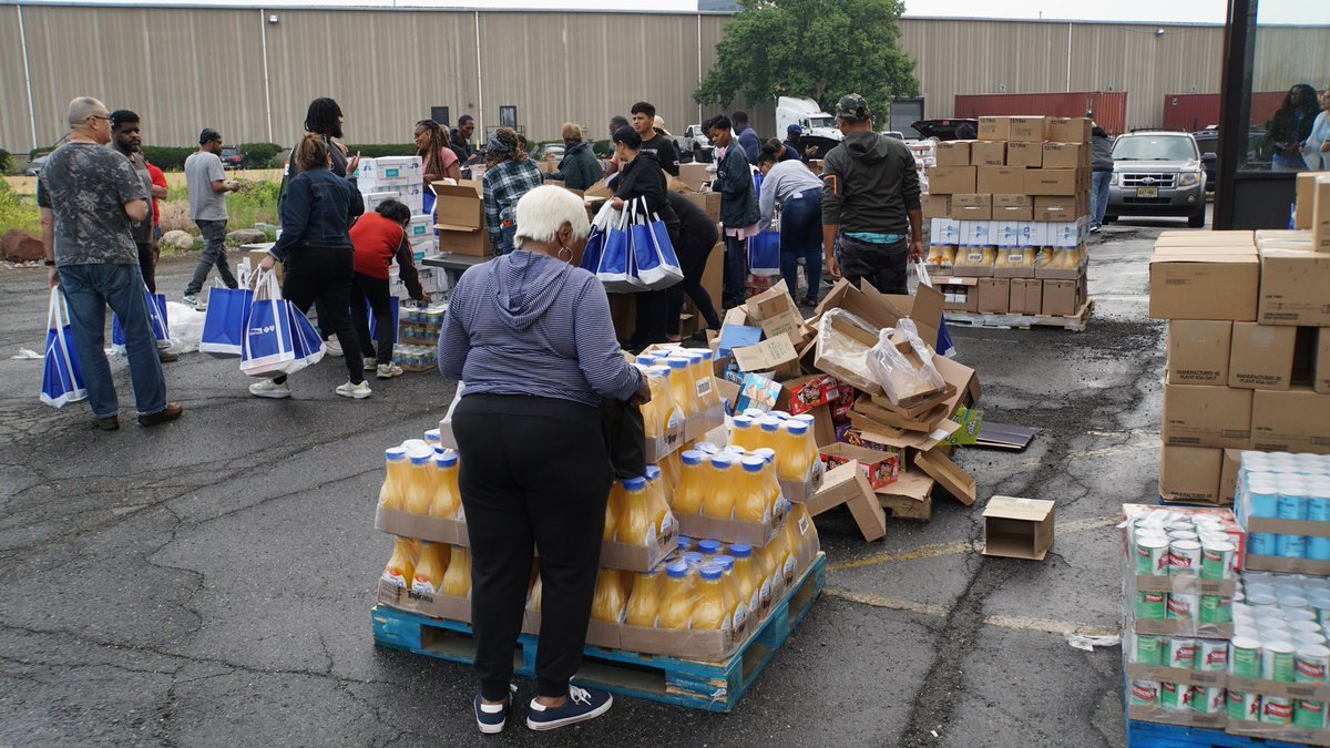 NJRC would like to thank CFBNJ and Horizon Blue Cross Blue Shield of NJ as our Community Business Partner Volunteers today for donating and organizing 40,000 lbs of food for our NJRC participants and communities! #HorizonCares
#HorizonBCBSNJ