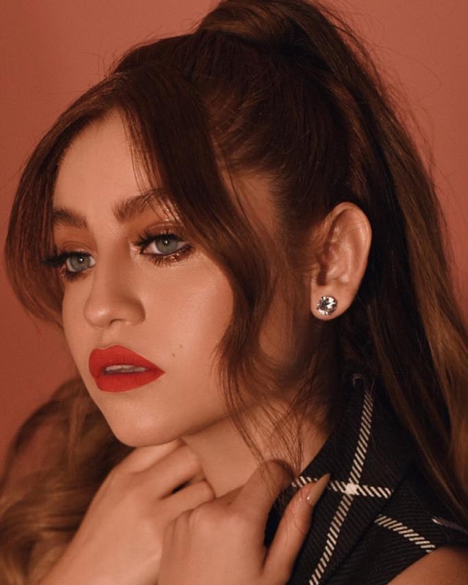 Miren el perfil que se manejó Karol Sevilla por favor