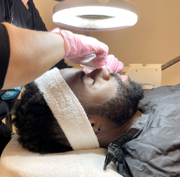 blitzfacialbar's tweet photo. Most men's skin care routine consists of soap and water. 

So for this Father's Day, why not  help him switch things up and introduce him to clean, hydrated, smooth, bright, and soft skin? 

Purchase a Blitz Facial Bar Gift Card for Dad. He'll love it! https://t.co/lreylRwSM1
