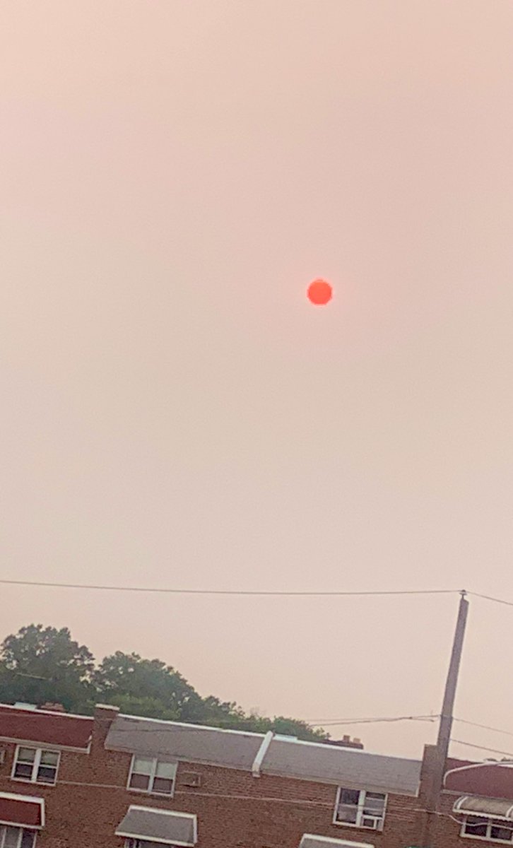 philly_abstract's tweet photo. I can not even get an accurate pic of the sun in #philly right now. 😢
#wilfires #canadianwildfires #phillysunset https://t.co/srH9nFBhoH