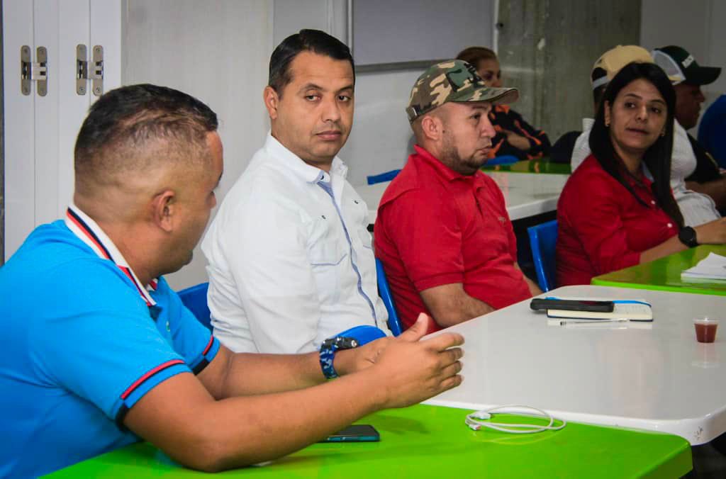 AdolfoP_Oficial's tweet photo. #6Jun Dirigí reunión de Fuerza de Tarea junto a los alcaldes y alcaldesa Bolivarianos para revisar y discutir sobre las zonas de mayor vulnerabilidad en el estado Lara con la llegada de las lluvias. Estar atentos y prevenidos nos garantiza minimizar los riesgos. @Seguridad_Lara https://t.co/kAAvdorRUH