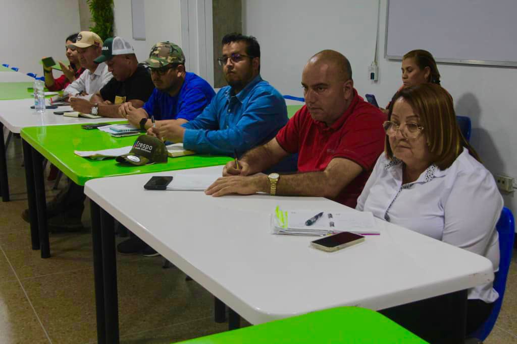 AdolfoP_Oficial's tweet photo. #6Jun Dirigí reunión de Fuerza de Tarea junto a los alcaldes y alcaldesa Bolivarianos para revisar y discutir sobre las zonas de mayor vulnerabilidad en el estado Lara con la llegada de las lluvias. Estar atentos y prevenidos nos garantiza minimizar los riesgos. @Seguridad_Lara https://t.co/kAAvdorRUH
