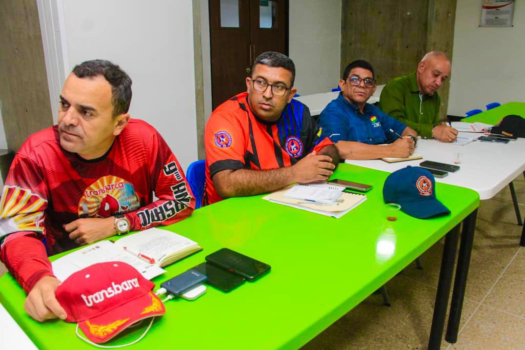 AdolfoP_Oficial's tweet photo. #6Jun Dirigí reunión de Fuerza de Tarea junto a los alcaldes y alcaldesa Bolivarianos para revisar y discutir sobre las zonas de mayor vulnerabilidad en el estado Lara con la llegada de las lluvias. Estar atentos y prevenidos nos garantiza minimizar los riesgos. @Seguridad_Lara https://t.co/kAAvdorRUH