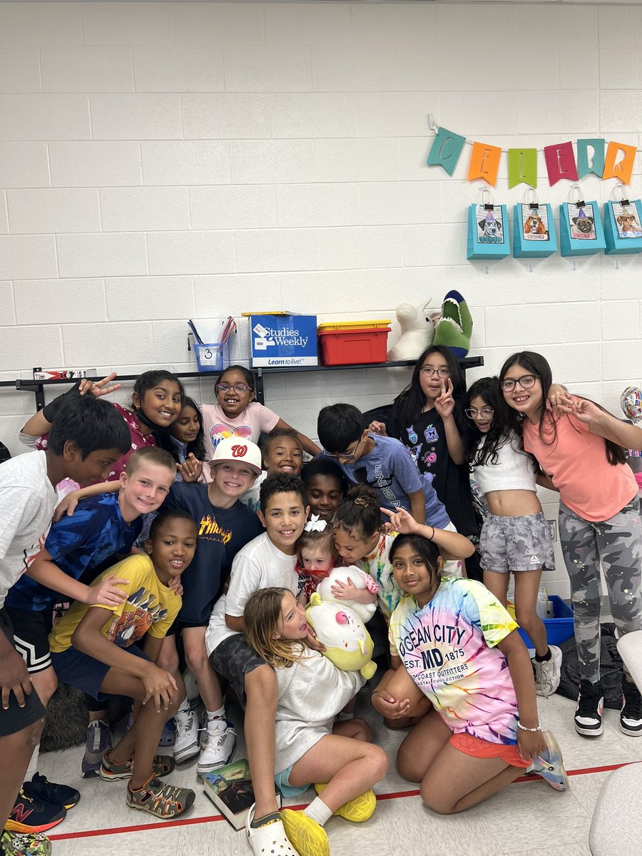 JamieCoyle16's tweet photo. Palmer had a blast being a Tigershark fan today! She got to participate in bubbles and watch the class snowball fun… all while singing baby shark through the halls! Thanks @KelPetru  and @MrsB_Teaches for a fun afternoon! https://t.co/kjTLDIqcyK
