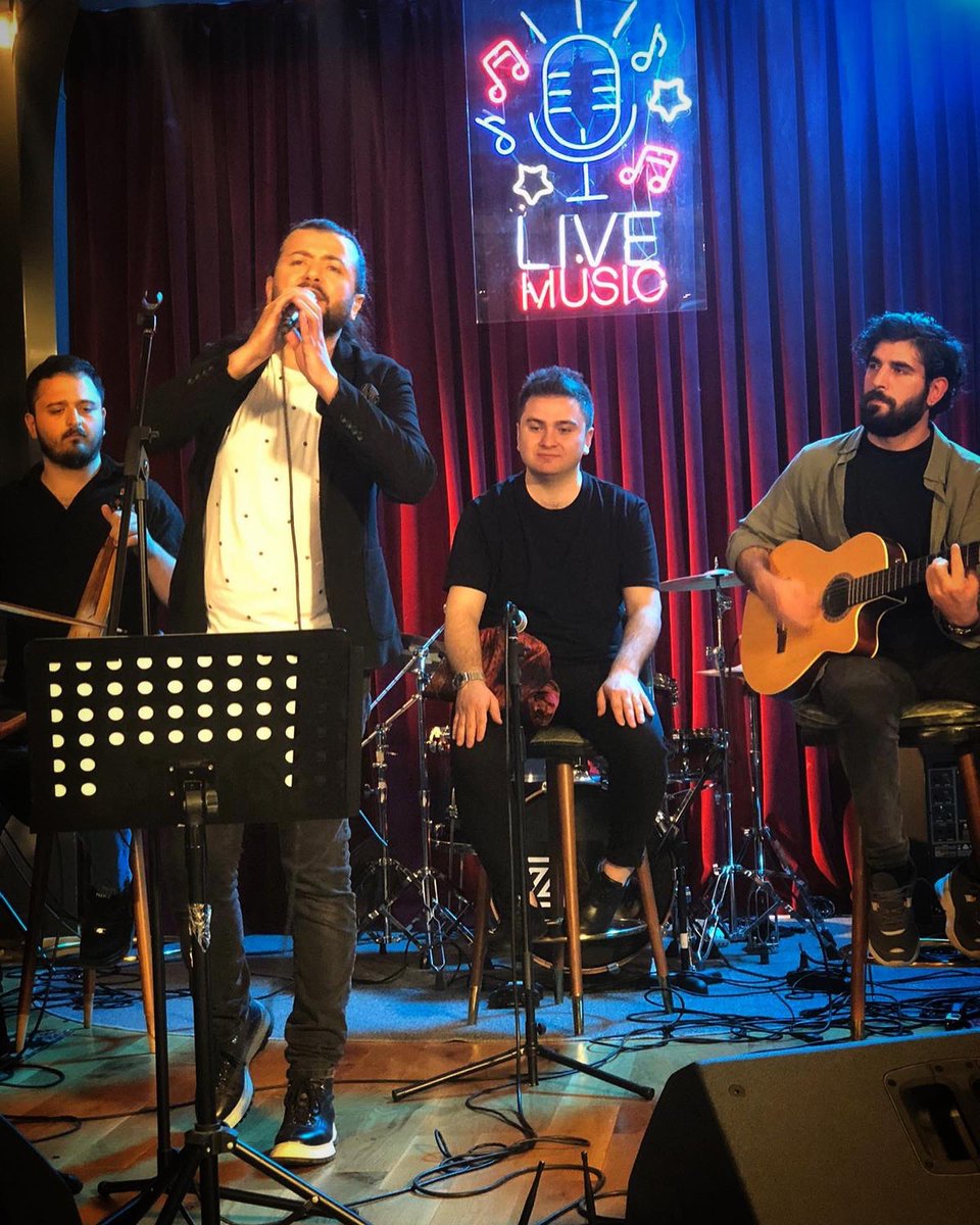 MustafaGkyFerah's tweet photo. MFÖ Grubunun vokalisti, kıymetli müzik adamı Mazhar Alanson’un konuğu olduk.Karadeniz Müziğini, müzikal yolculuğumuzu konuştuk ve icralarımızla sizlere güzel süprizler hazırladık.Programın yayın tarihi belli olduğunda sizlerle paylaşacağız.Her şey için teşekkür ediyoruz..✋🏽 https://t.co/EVmAEttnbv