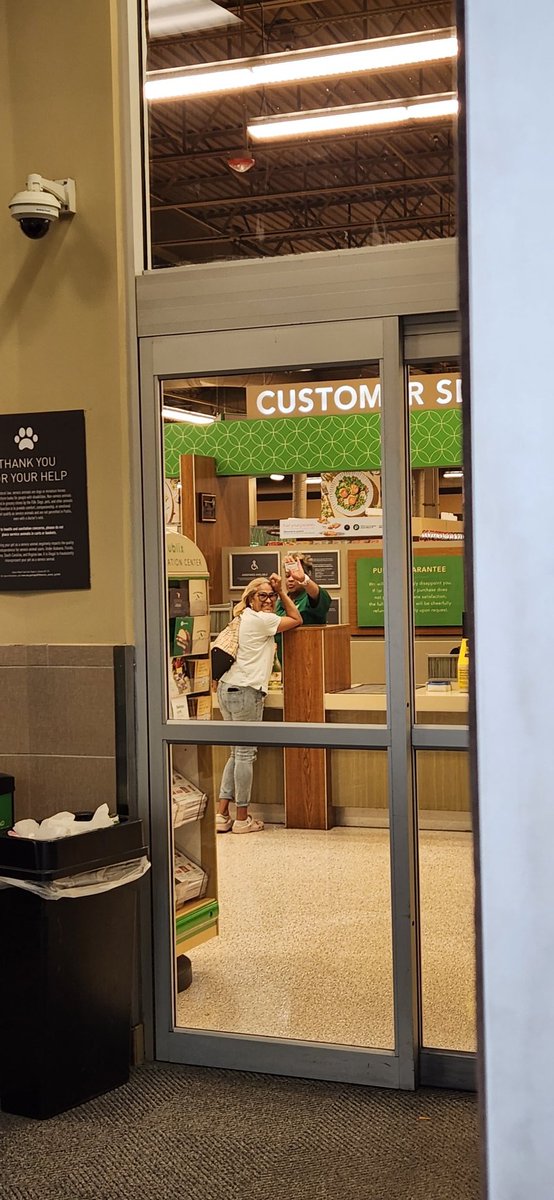 MACarterJr's tweet image. The lady waving is one of the rudest people I have ever met. @Publix Do better, hire better. There is competition in Florida now.